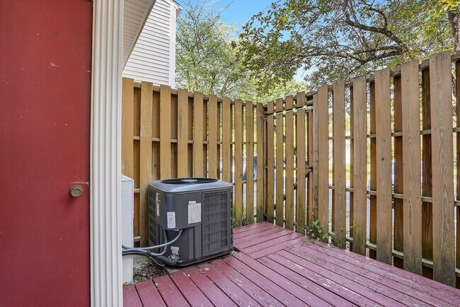 Building Photo - MINUTES to UNC!! 2 Bed 2.5 Bath Townhome - FURNISHED!  $500 Move in Incentive!