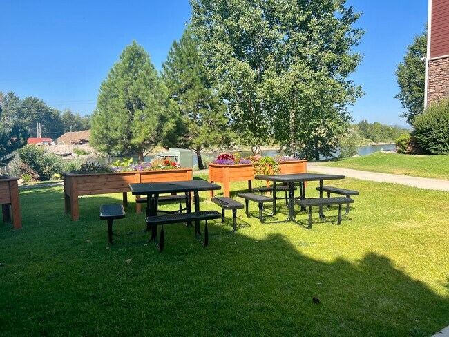 Building Photo - 2025 Mullan Rd