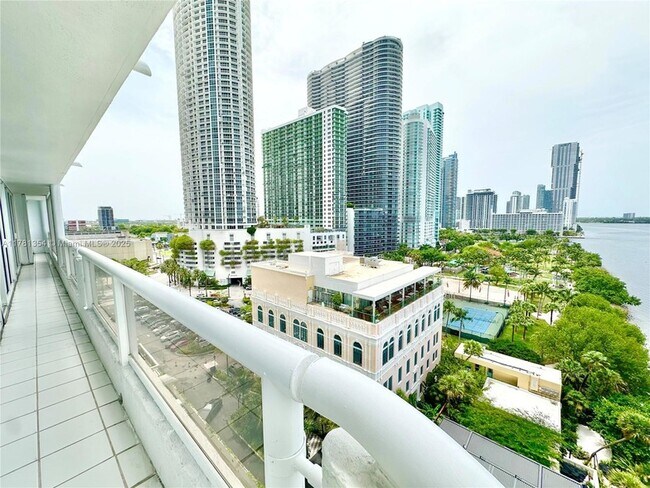 Building Photo - 1717 N Bayshore Dr