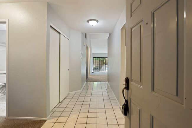 Building Photo - 562 La Corso Dr
