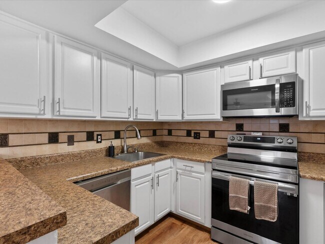 Building Photo - 4025 Village Dr