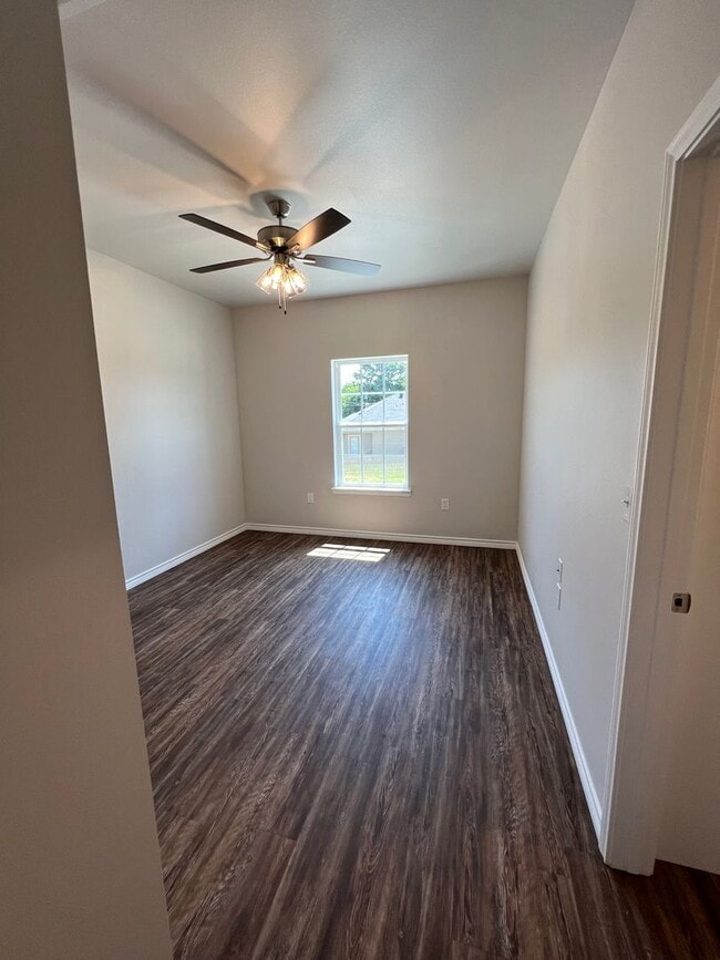 Building Photo - 127/129 Village North Circle