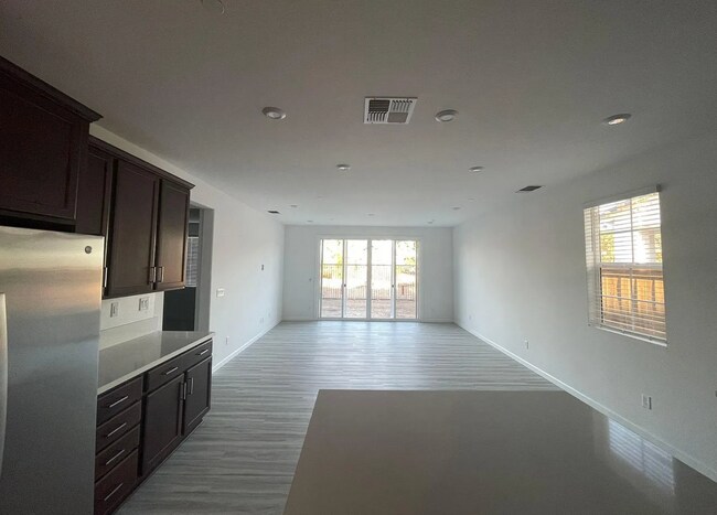 Building Photo - 3 Bed 2 Ba 2 Car