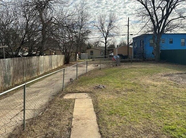 Building Photo - Spacious Prairie Style Home- 3 Bed, 1 Bath...