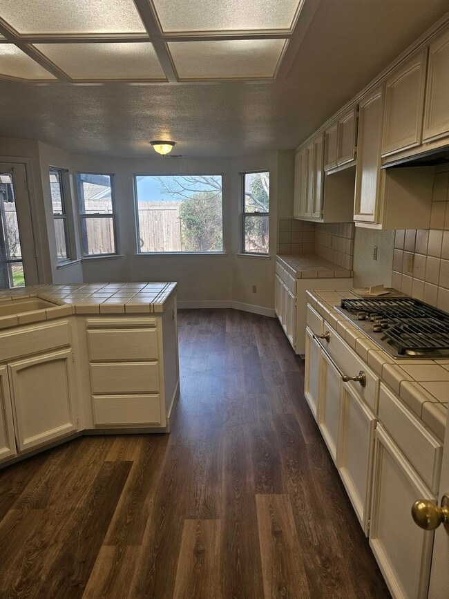 Building Photo - COMPLETELY REMODELED 3 BEDROOM HOUSE IN W. ROSEVILLE!!