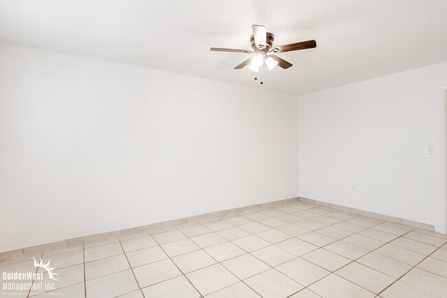 Building Photo - Single Level Spacious 2Bdm 1Ba Apartment i...