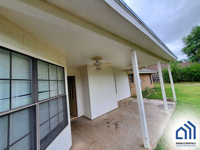 Building Photo - 6 MONTH LEASE!! SPACIOUS Southland 4 bed/3...
