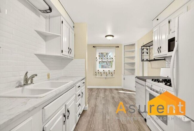 Building Photo - Great Duplex Available Now!