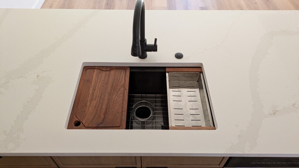 Building Photo - 3944 Buena Vista St