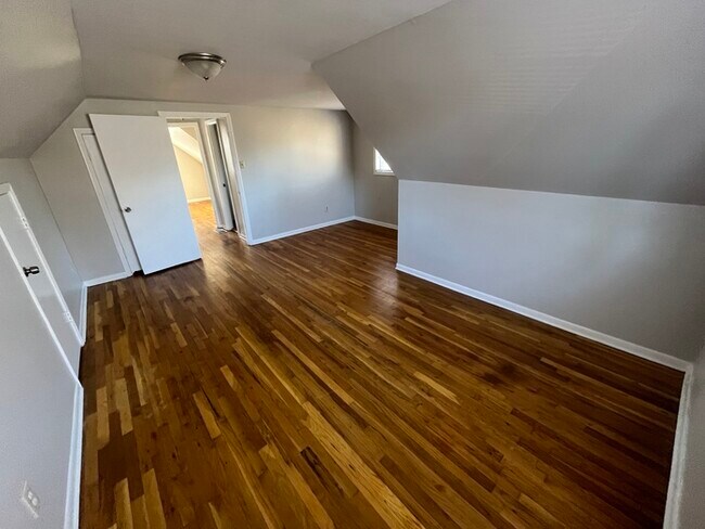 Building Photo - 4866 Teal Ave