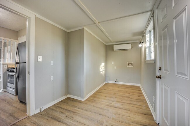 Building Photo - Freshly Updated 3 Bedroom House