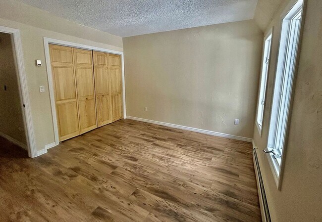 Building Photo - 864 Spruce Ct
