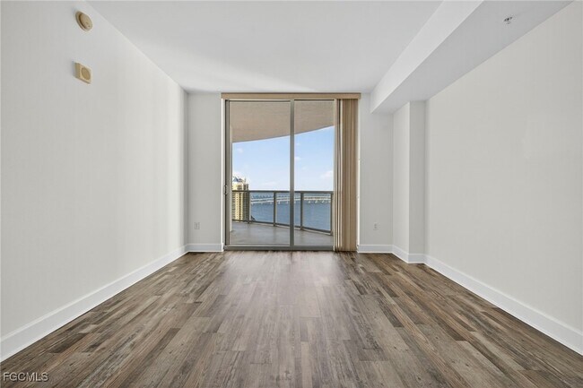 Building Photo - 3000 Oasis Grand Blvd