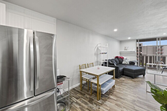 Building Photo - Live Above It All at the Satellite Condo 1 bed 1 bath!