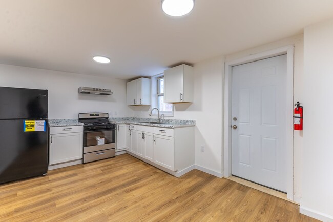 Building Photo - Fully Renovated 3-Bedroom Apartment – Seco...