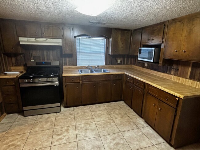 Building Photo - 500 Azalea St