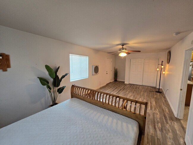 Building Photo - Fully Furnished, Secluded & Private