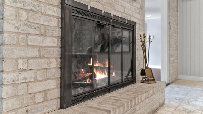 Building Photo - CHARMING 5 BDRM HOME IN CASTLE HILLS!!