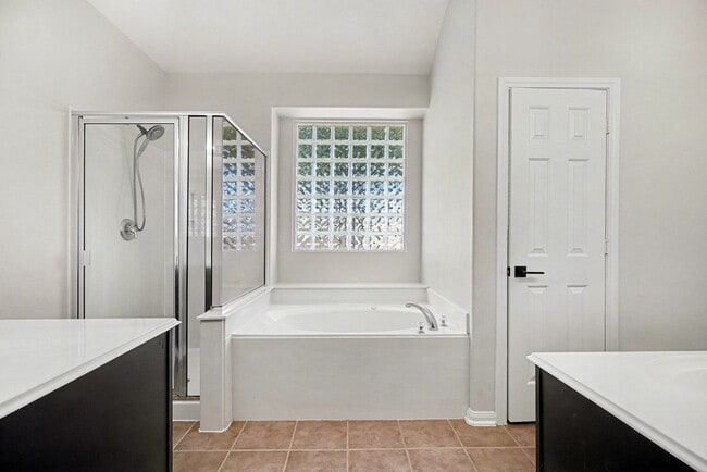 Building Photo - 809 Hallmark Oak St