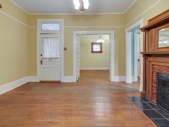 Building Photo - 3BR/1B Home in GREAT Midtown Location!!