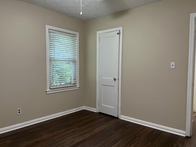 Building Photo - Great location! 2 bedroom 1 bath with a bo...