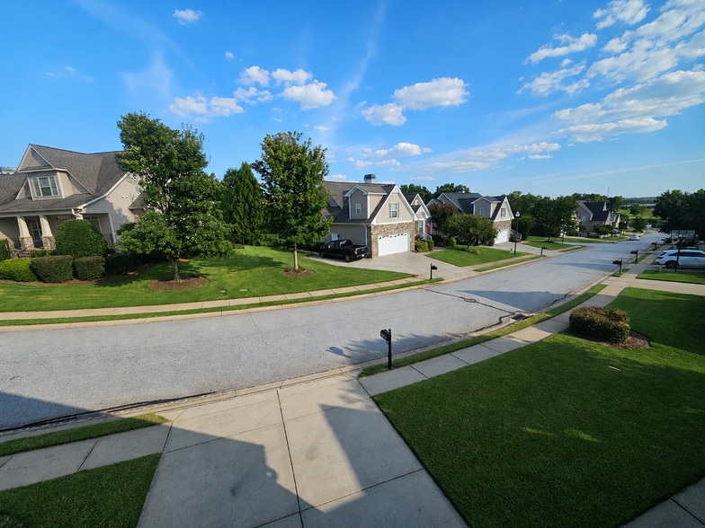 Building Photo - 212 Medford Dr
