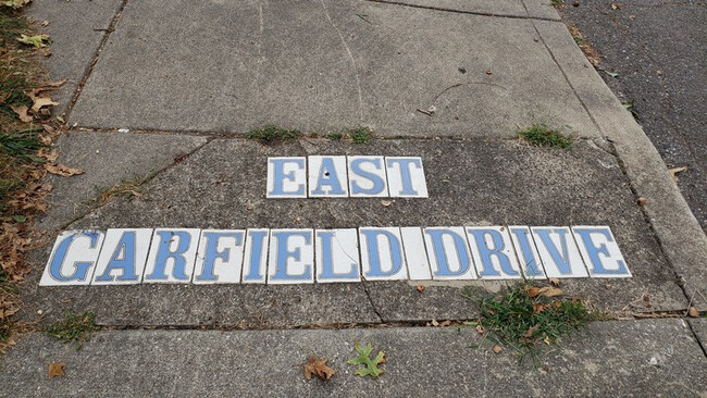 Building Photo - Historic Garfield Park Hervey Street Charmer!