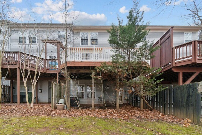 Building Photo - Wonderful Townhome