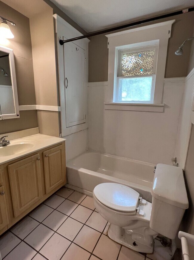 Building Photo - 3 bedroom/1 bathroom house