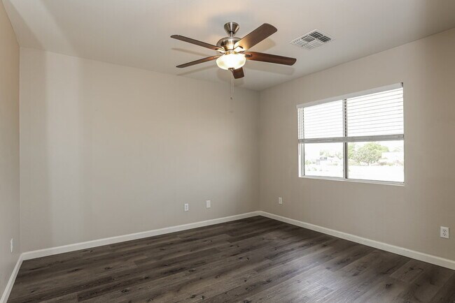 Building Photo - 12422 W Sharon Dr