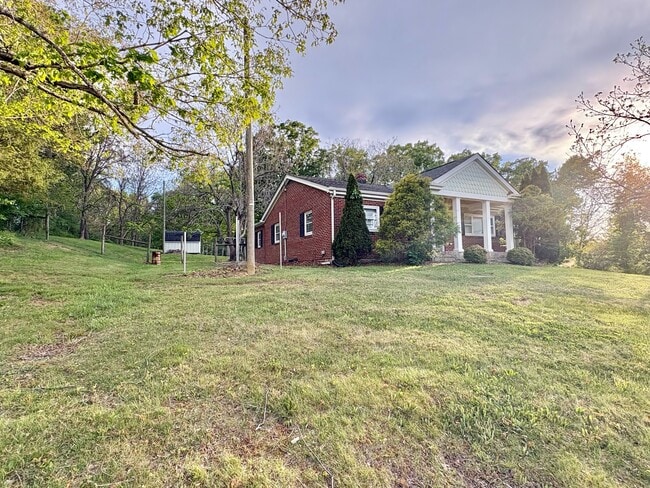 Building Photo - 772 St James Rd