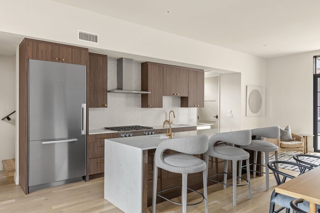 Building Photo - 1325 N Dewey Ave