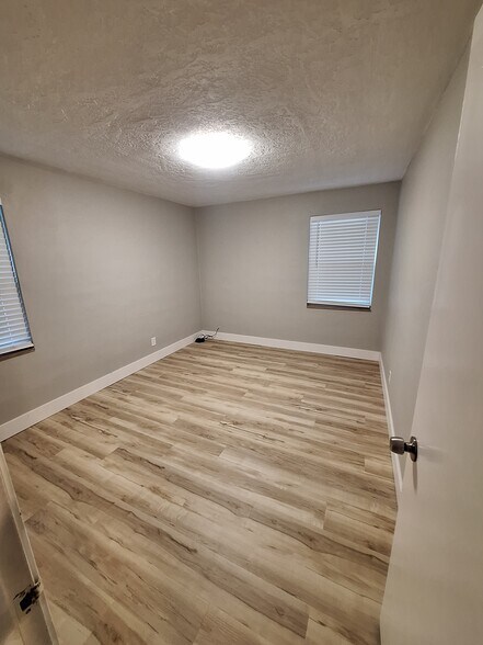 Building Photo - 7403 Weil Ave