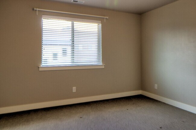 Building Photo - 3 bed 2.5 bath townhome in Salem