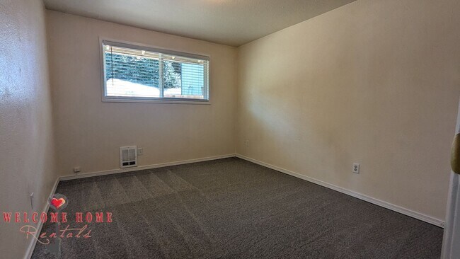 Building Photo - 910 Gregory Way SE