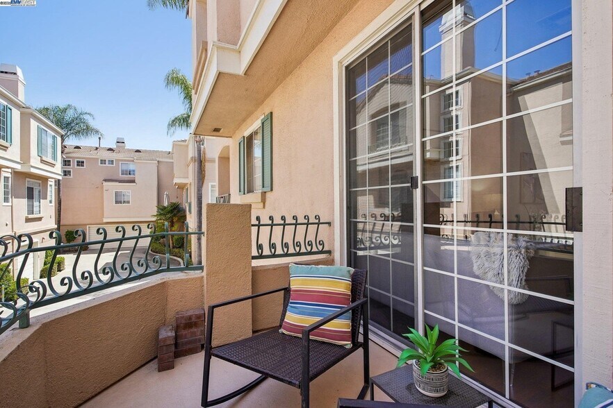 Building Photo - 385 Montecito Way