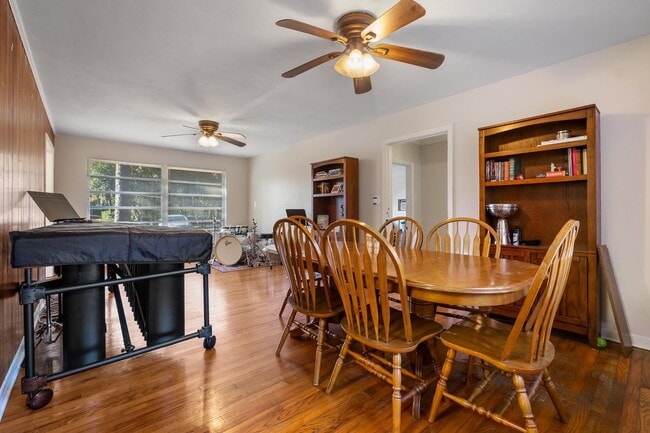 Building Photo - 1902 Sunset Ln