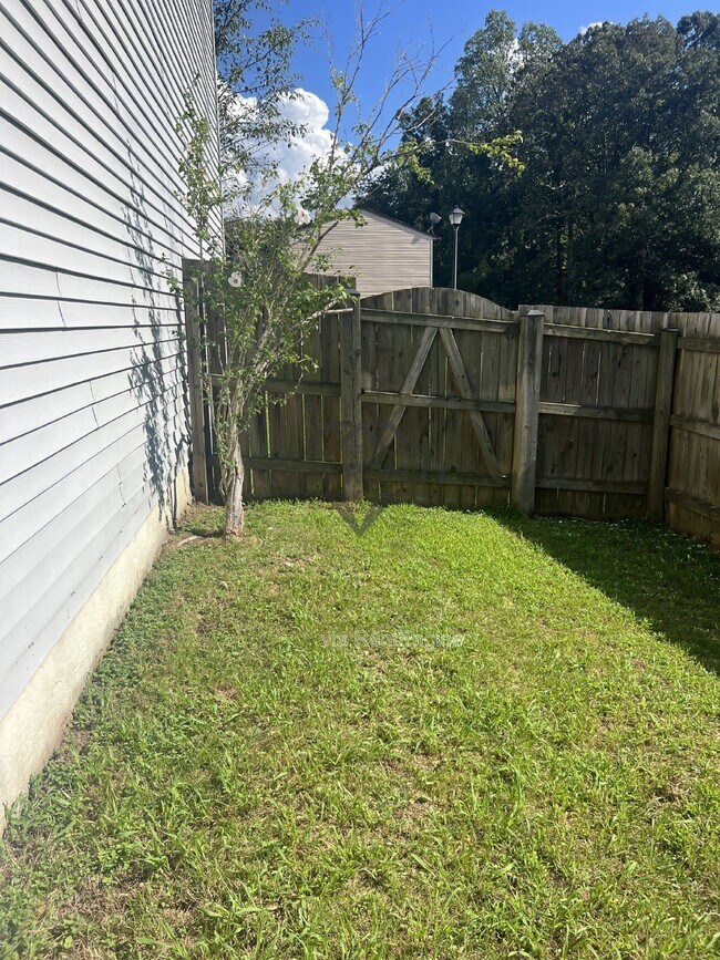 Building Photo - 5253 Daffodil Dr