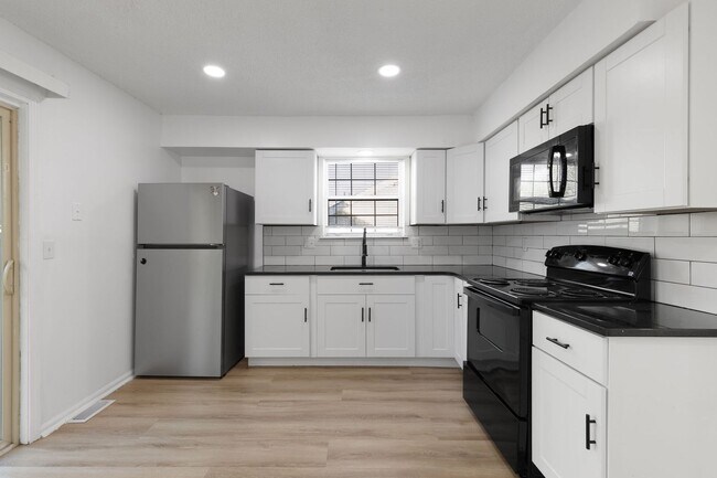 Building Photo - Just Listed! Step into one of the Northland’s most conveniently located gems!