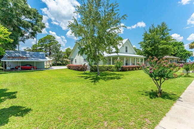 Building Photo - A spacious four bedroom, two and a half bathroom home located in the heart of the DeFuniak Spring...