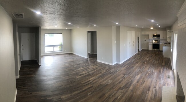 Building Photo - 2209 Iowa St