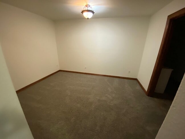 Building Photo - Spacious 2500 sq ft Apartment with Breathtaking Views!!