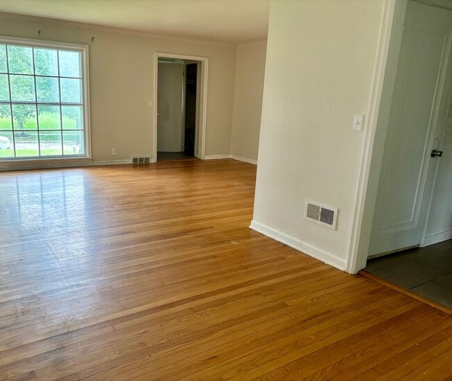 Building Photo - Beautiful 3 Bedroom 1 Bathroom Morton Meadows Cottage