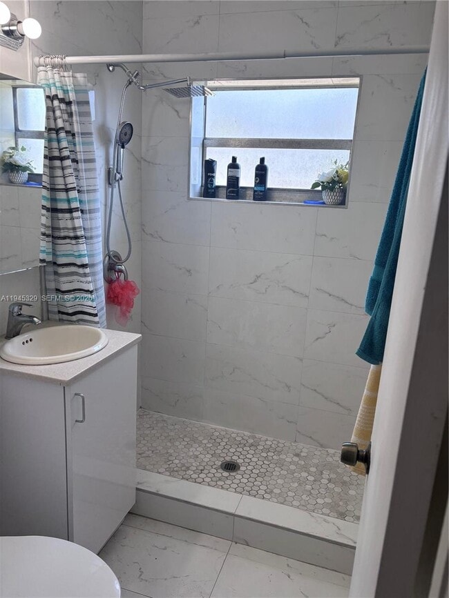 Building Photo - 680 NE 136th St