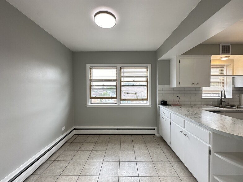 Building Photo - 5837 W Addison St
