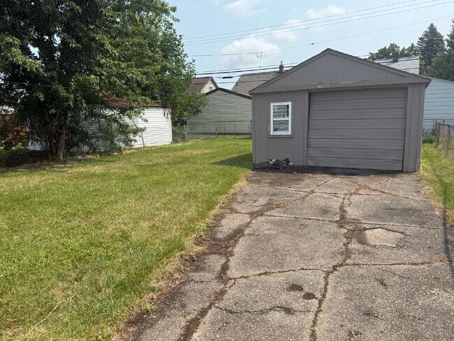 Building Photo - "4-Bedroom Home on Maple Street – Cozy Living Awaits in Roseville!"