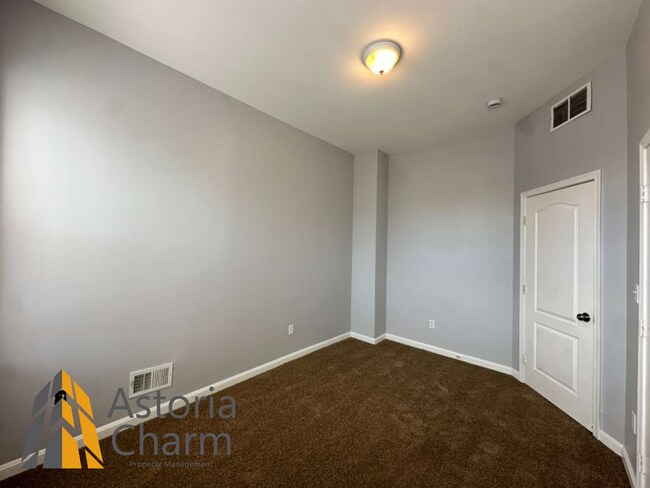 Building Photo - 3 Bedroom and a Den Home with Fenced Yard and Eat In Kitchen on Linnard Street