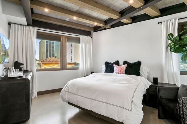 Building Photo - Gorgeous Fully Furnished Luxury Studio Hom...