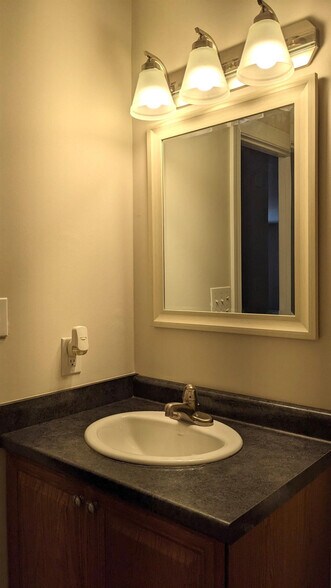 Building Photo - 204 Celeste Cir