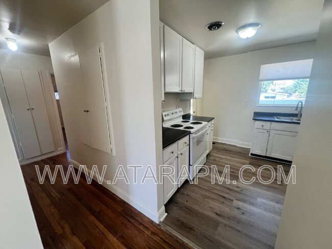 Building Photo - 1001 E Sego Lily Dr